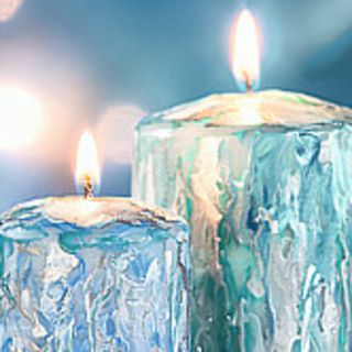Świeca z enkaustyką w kolorze niebiesko-srebrnym