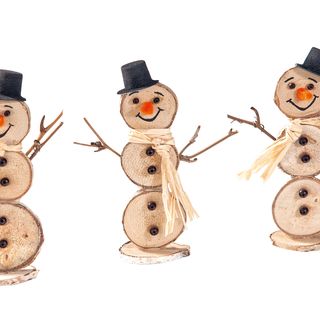 Małe bałwanki wykonane z plastrów kory