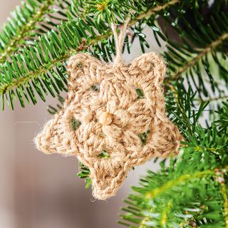 Szydełkowa gwiazda wykonana z jutowej wstążki