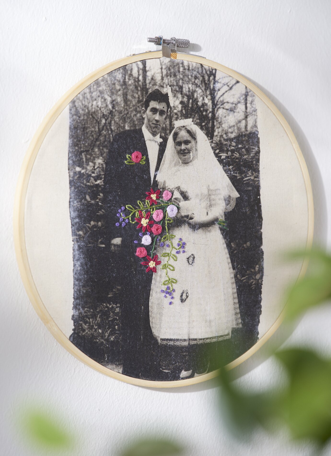 Modernes Sticken, Stickbild mit Blumen