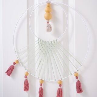 Metallring mit Quasten und Makramee