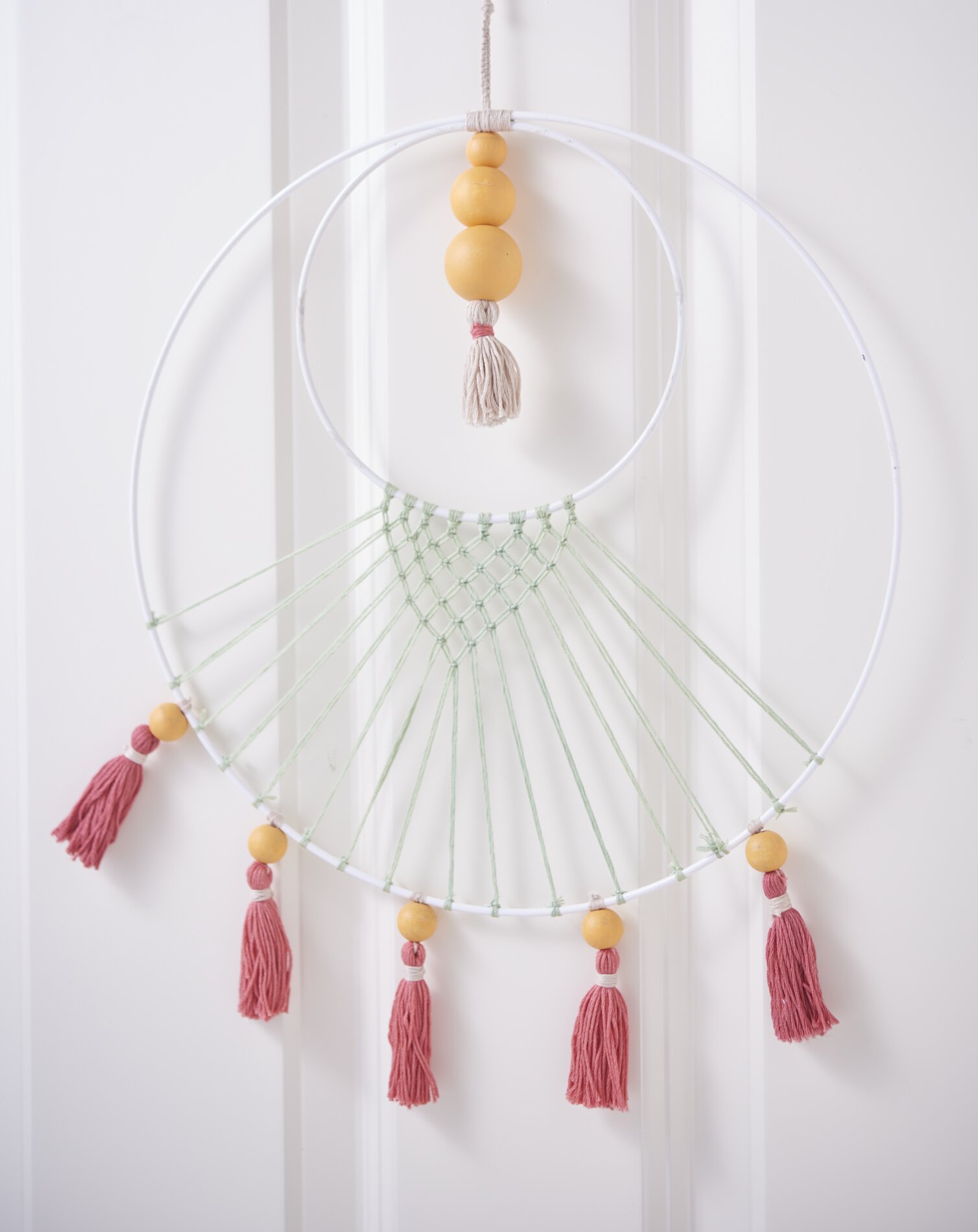 Metallring mit Quasten und Makramee