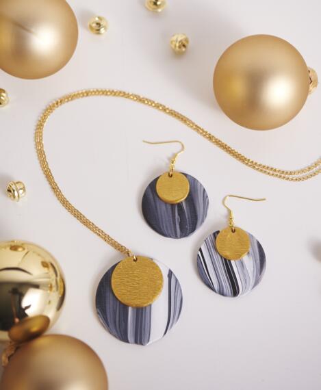 Selbstgemachte Ohrringe aus Holzscheiben mit Pouring