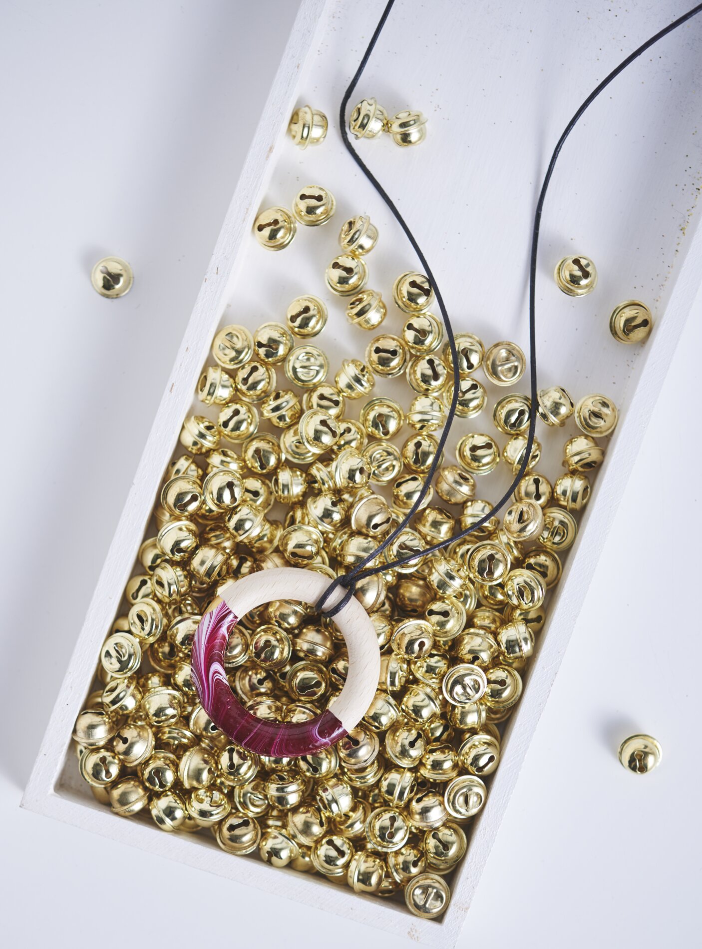 Selbstgemachte Kette aus Holzring mit Pouring