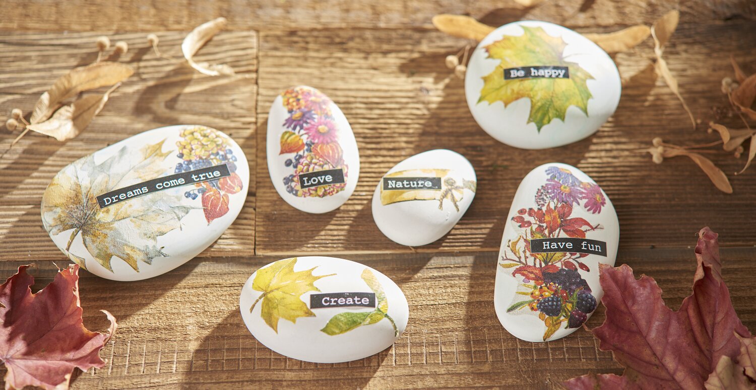 selbstgegossene Steine mit Glücksbotschaften