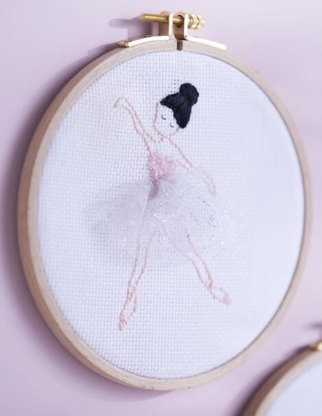 gestickte Ballerina