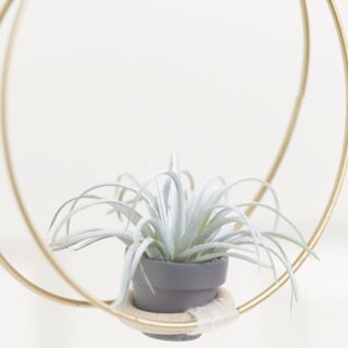 Metalowy pierścień z makramą