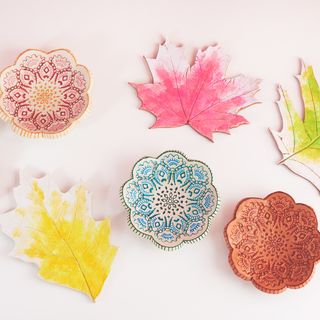 Gliniane miski i liście