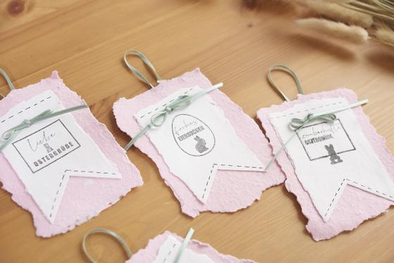 Österliche Geschenkanhänger aus handgeschöpftem Papier