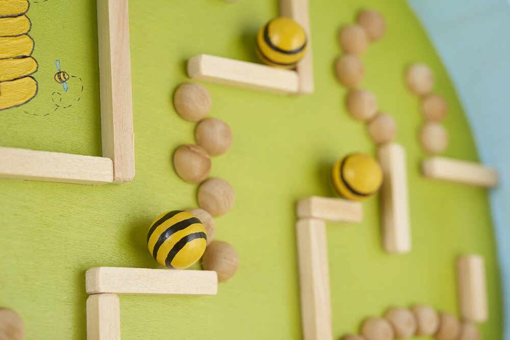 Kinderspiel Labyrinth aus Tablett basteln