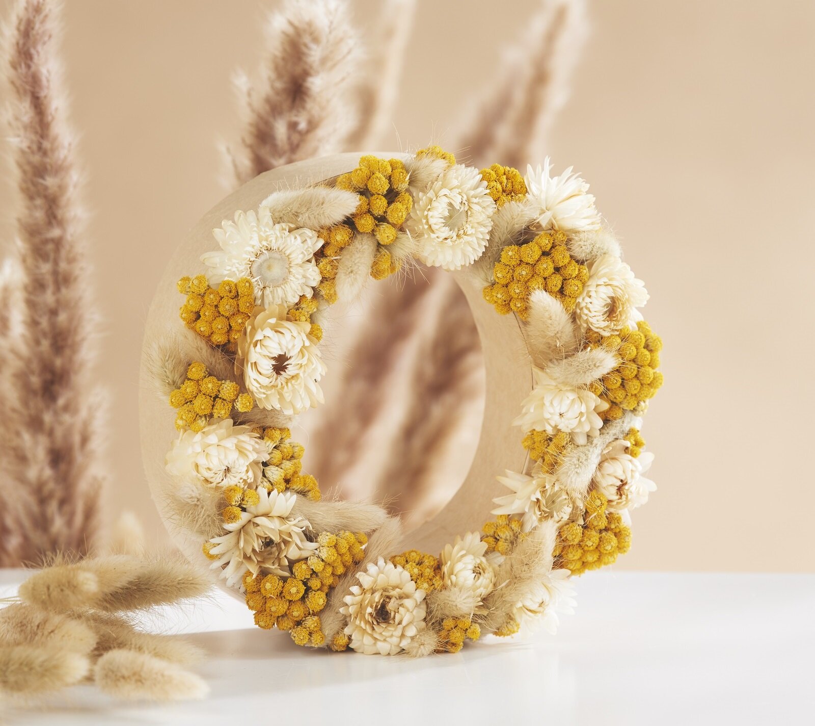 Pappbuchstabe mit Trockenblumen