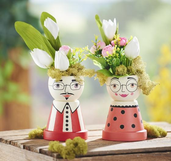 Blumentöpfe mit Gesicht und Kunstblumen gestalten