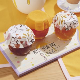 Marmeladengläschen mit Servierbrett gestalten