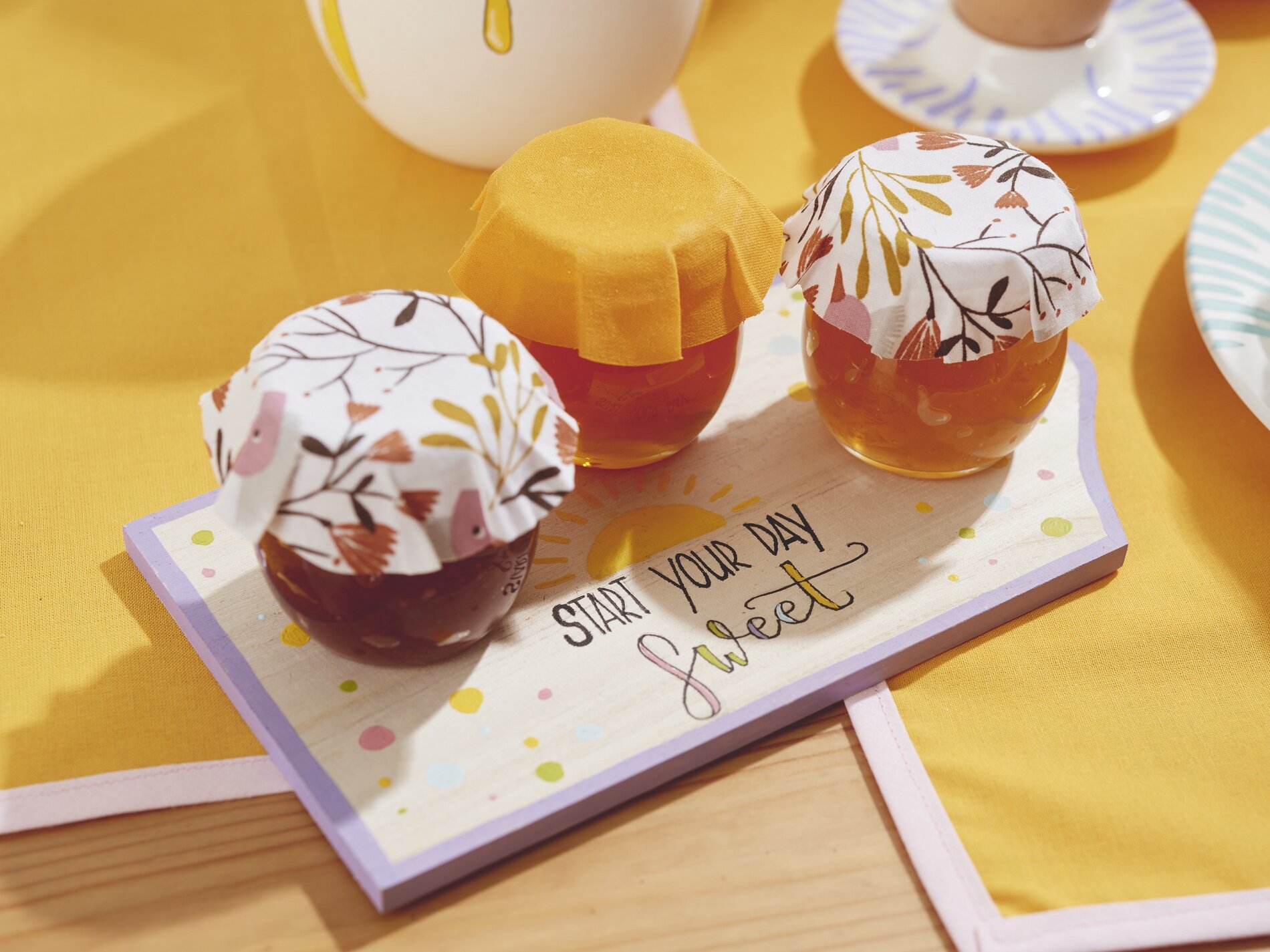 Marmeladengläschen mit Servierbrett gestalten