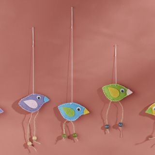 Bunte Vögel aus Filz basteln