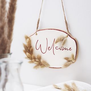 türschild mit trockenblumen