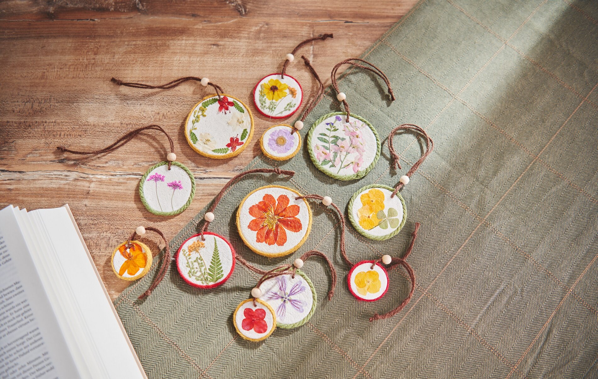 Salzteiganhänger mit Trockenblumen