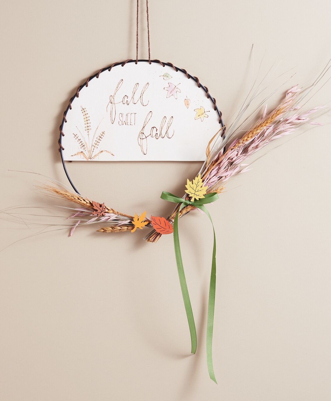 Herbstlicher Dekoring mit Brandmalerei kombiniert