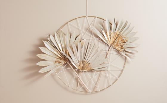 Dekoring mit vergoldeten Trockenblumenblättern