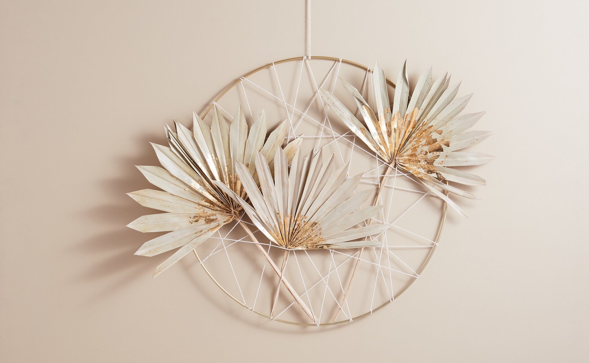 Dekoring mit vergoldeten Trockenblumenblättern