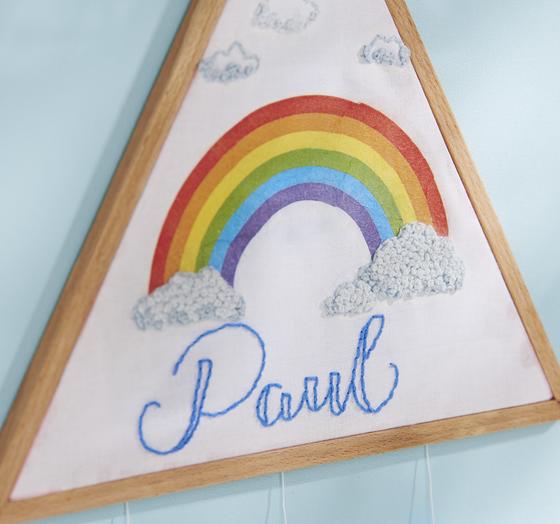 Personalisierter Stickrahmen mit Regenbogen zur Geburt