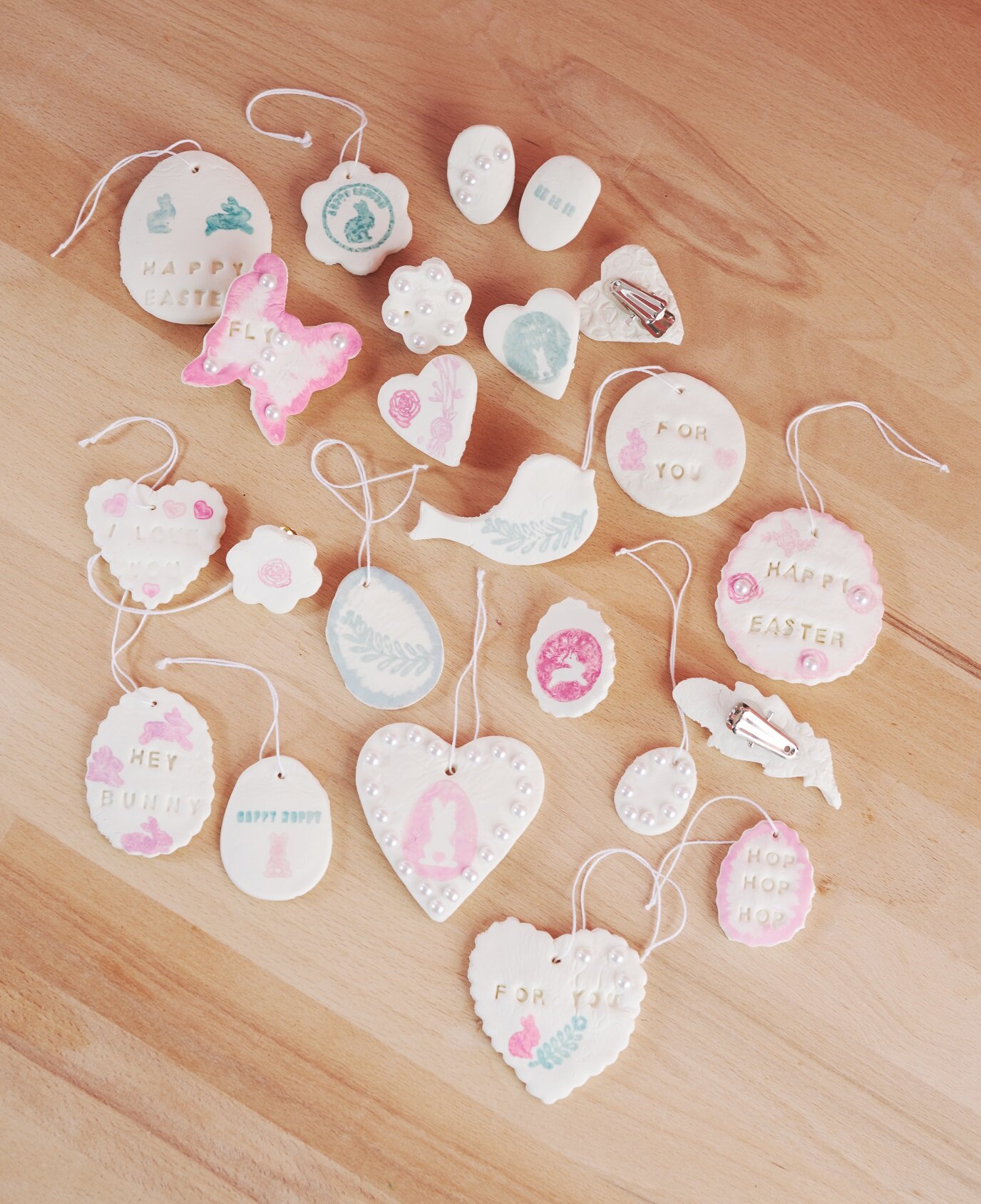 Frühlingshafte Anhänger aus Modelliermasse 