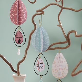 Papier-Ostereier-Anhänger basteln 