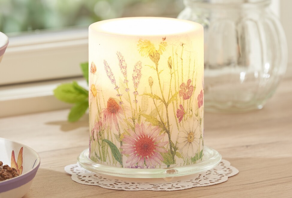 Gestalten Sie Kerzen mit der Serviettentechnik