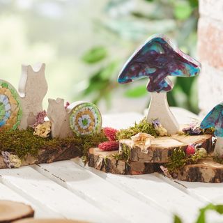 Schnecke und Pilz auf Beton