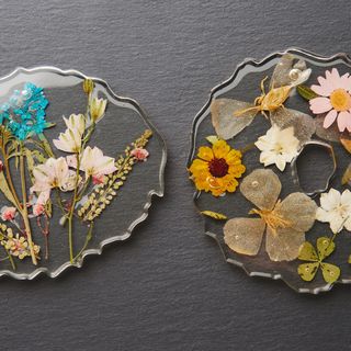 Untersetzer aus Gießharz mit gepressten Blüten