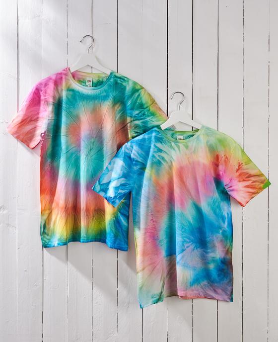 Farbenfrohe Shirts batiken