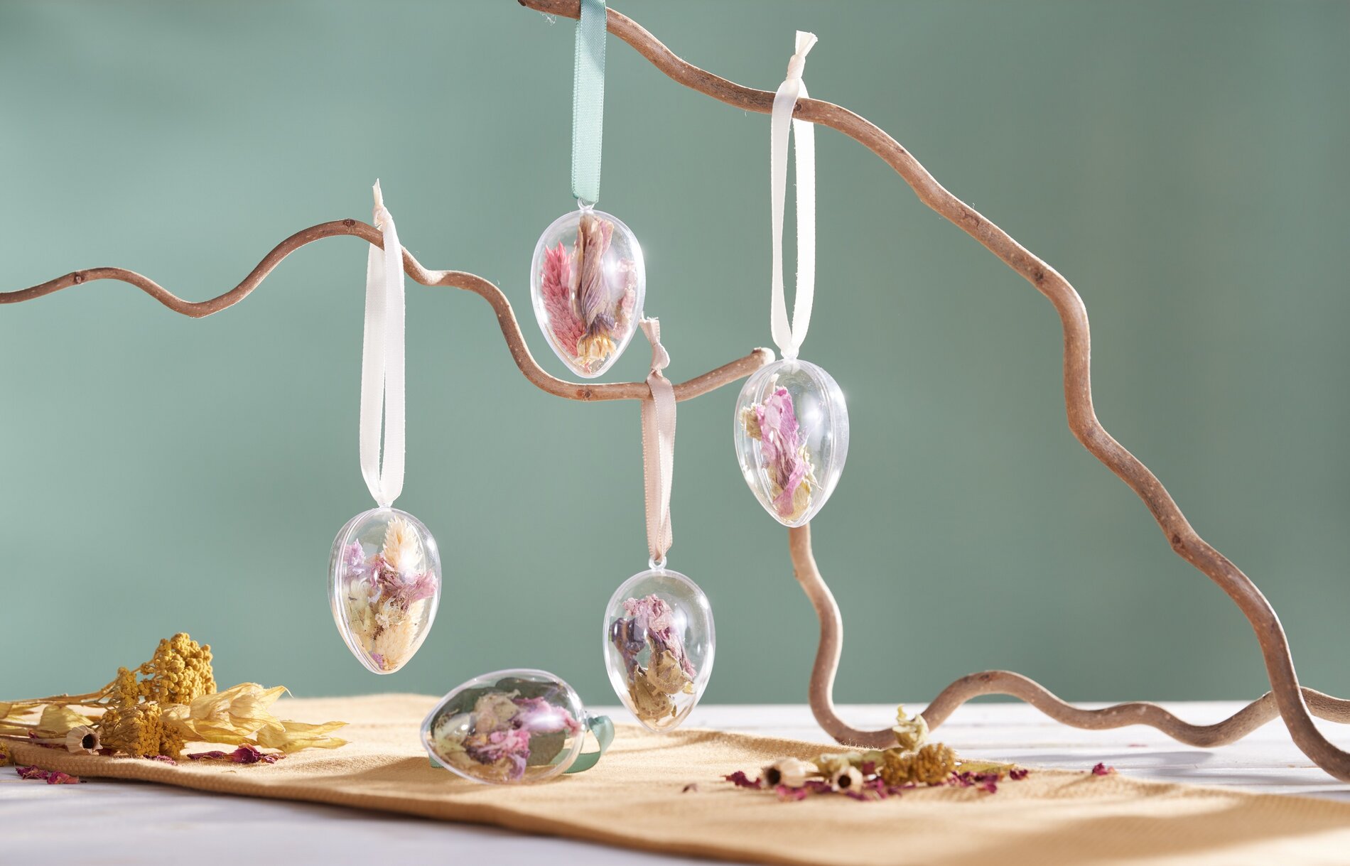 Dekorative Ostereier-Anhänger mit Trockenblumen basteln 