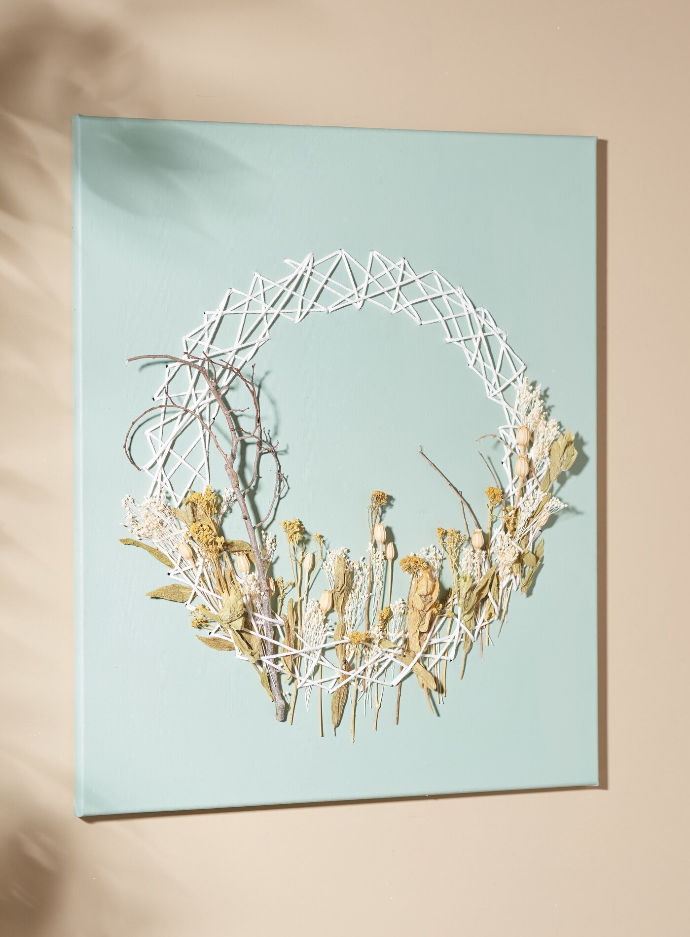Keilrahmen Makramee String Art mit Trockenblumen