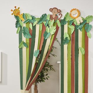 Krepppapier-Vorhang für die Dschungelparty