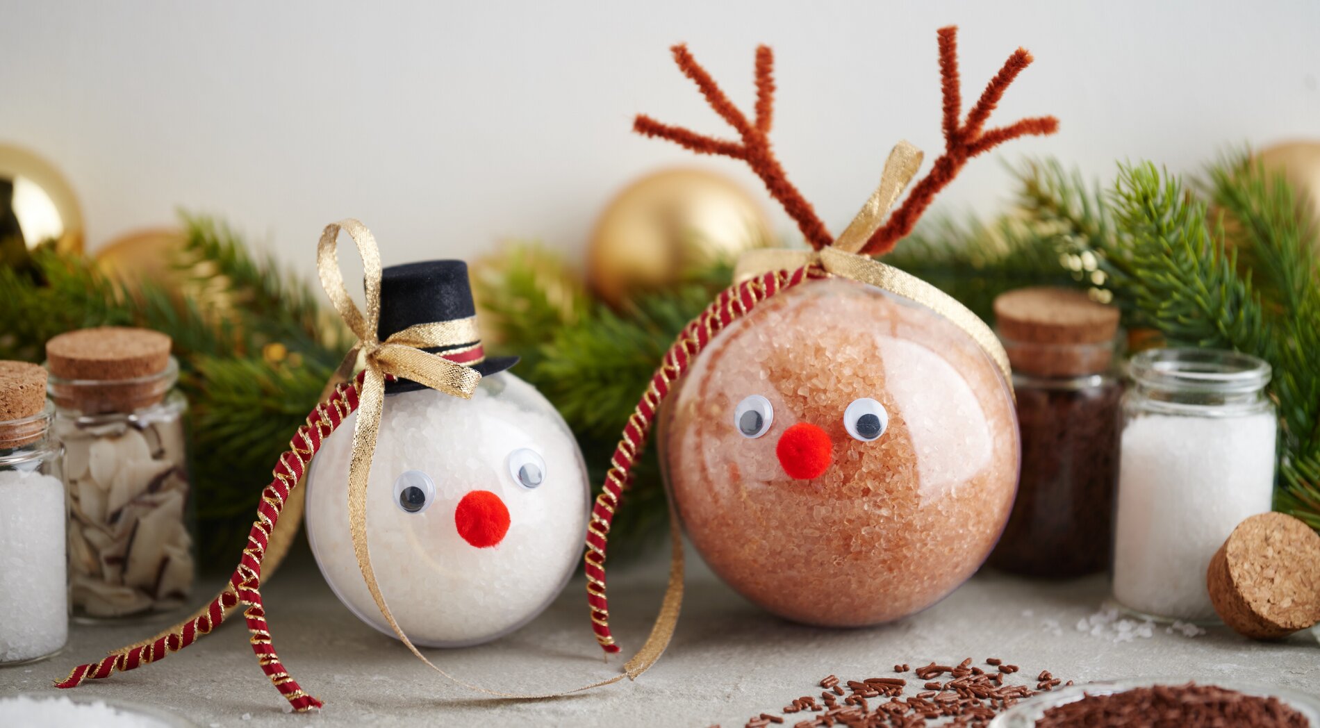 Badesalz in dekorativ verzierten Acrylkugeln