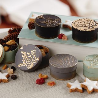 Dekorative Schachteln mit Relief und Blattgold