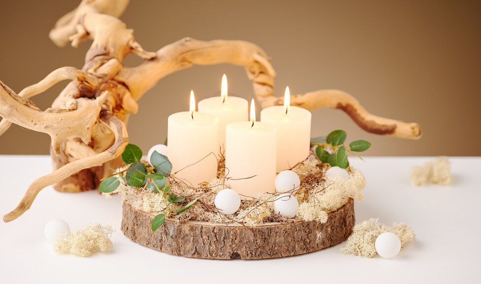 adventskranz in rindenschale