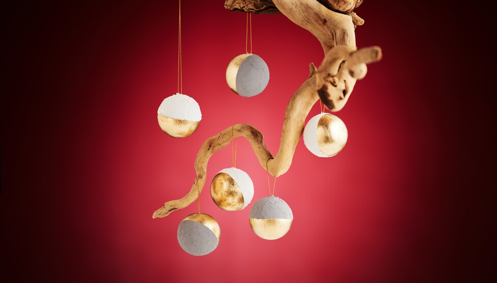 Weihnachtskugeln mit Strukturpaste und Blattgold