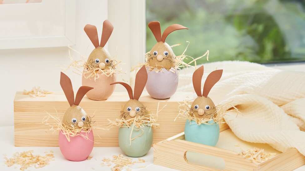 Hasen in bunten Eierschalen