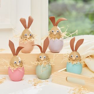 Hasen in bunten Eierschalen