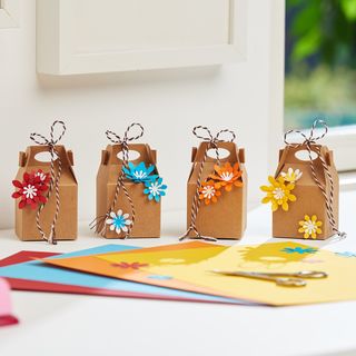 Schachteln mit Blumendeko