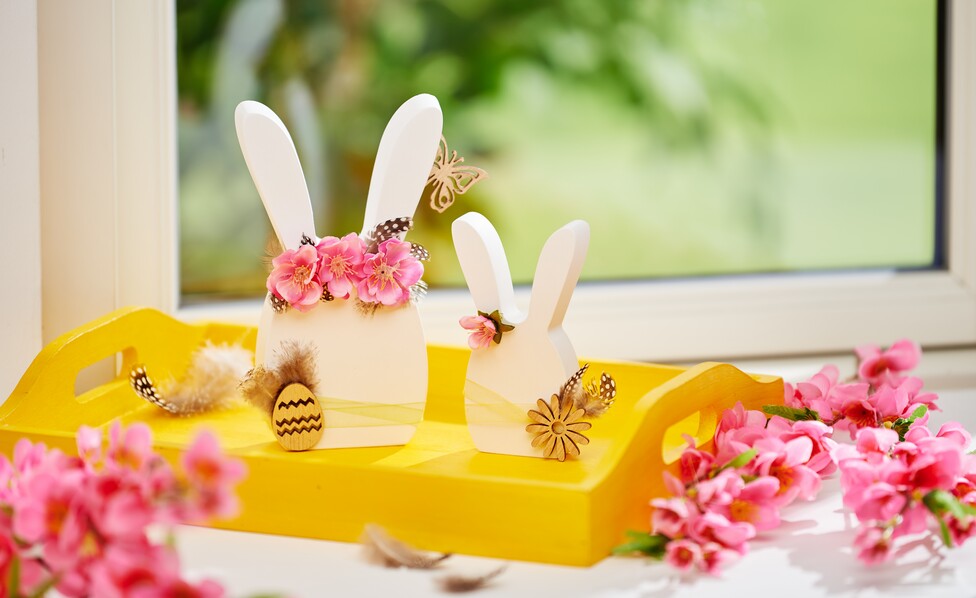 Gegossener Hase mit Blumenschmuck