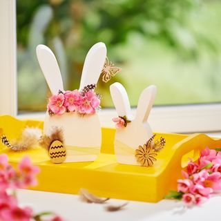 Gegossener Hase mit Blumenschmuck