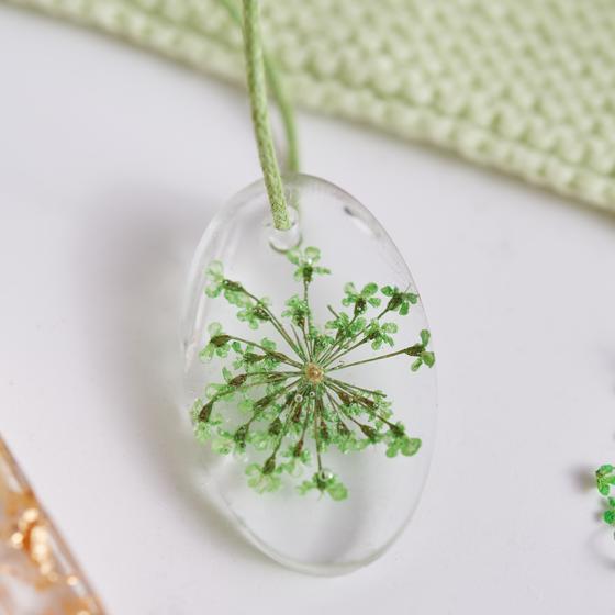 Halsketten mit Gießharz gestalten