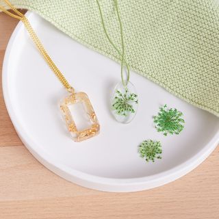 Halsketten mit Gießharz gestalten