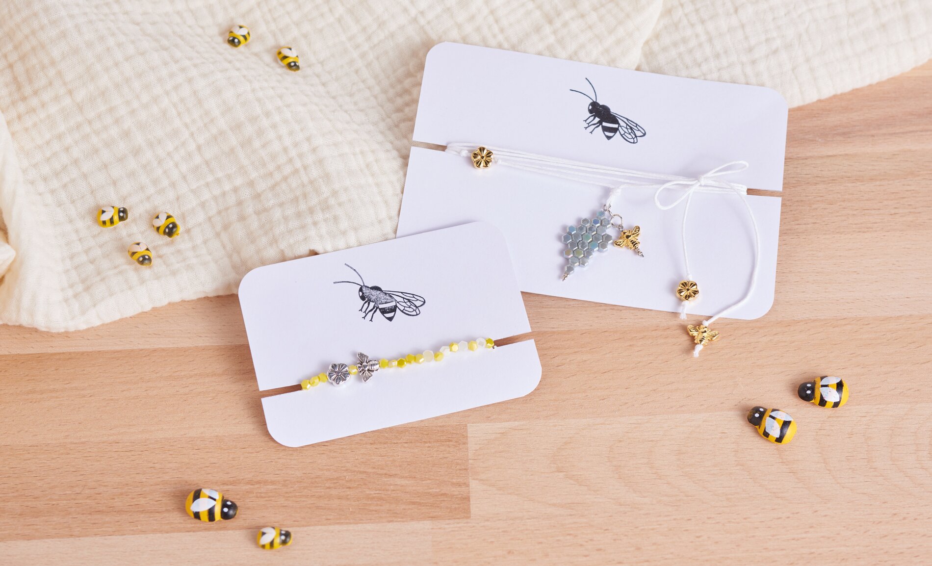 Schmuck mit Bienen und Waben aus Perlen