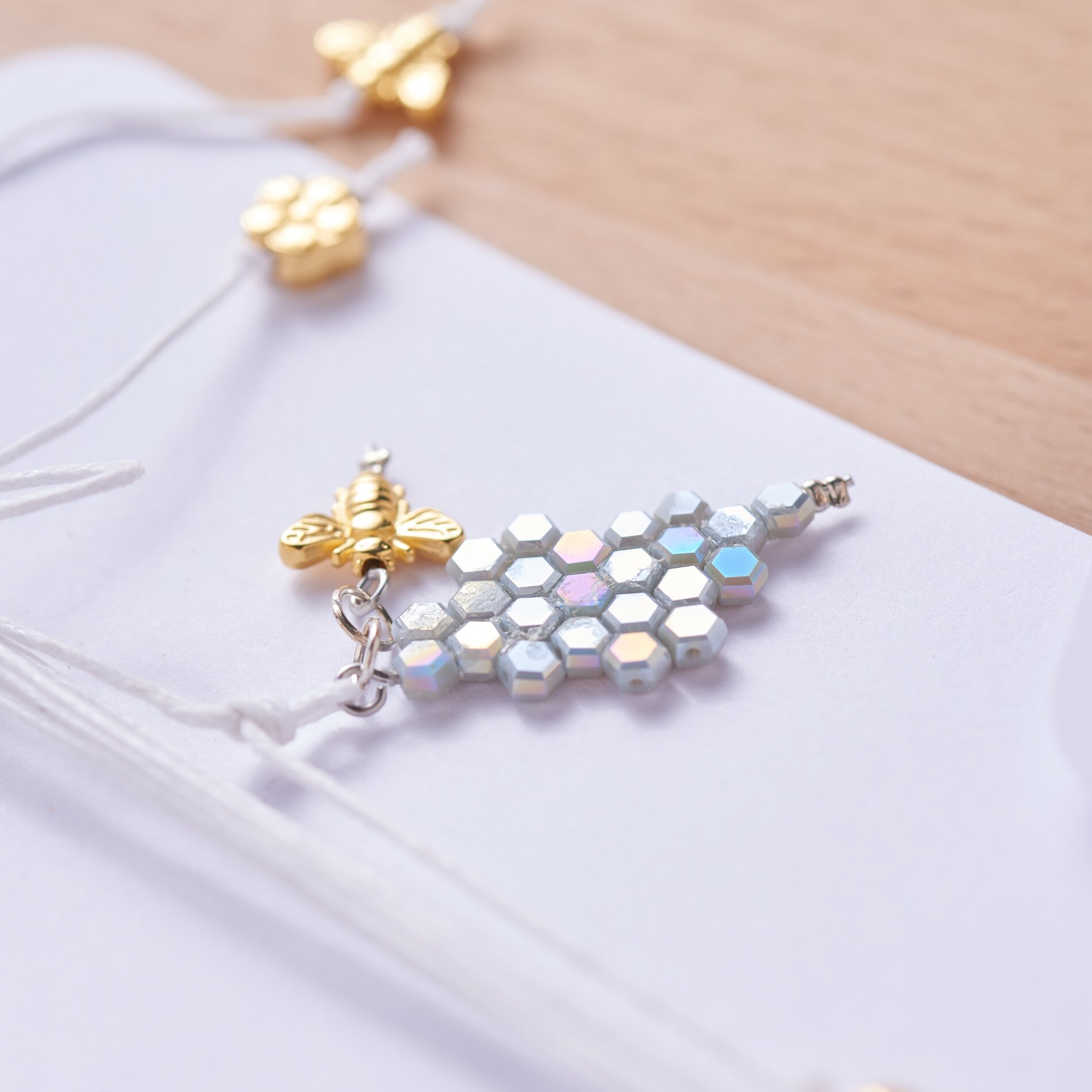 Schmuck mit Bienen und Waben aus Perlen