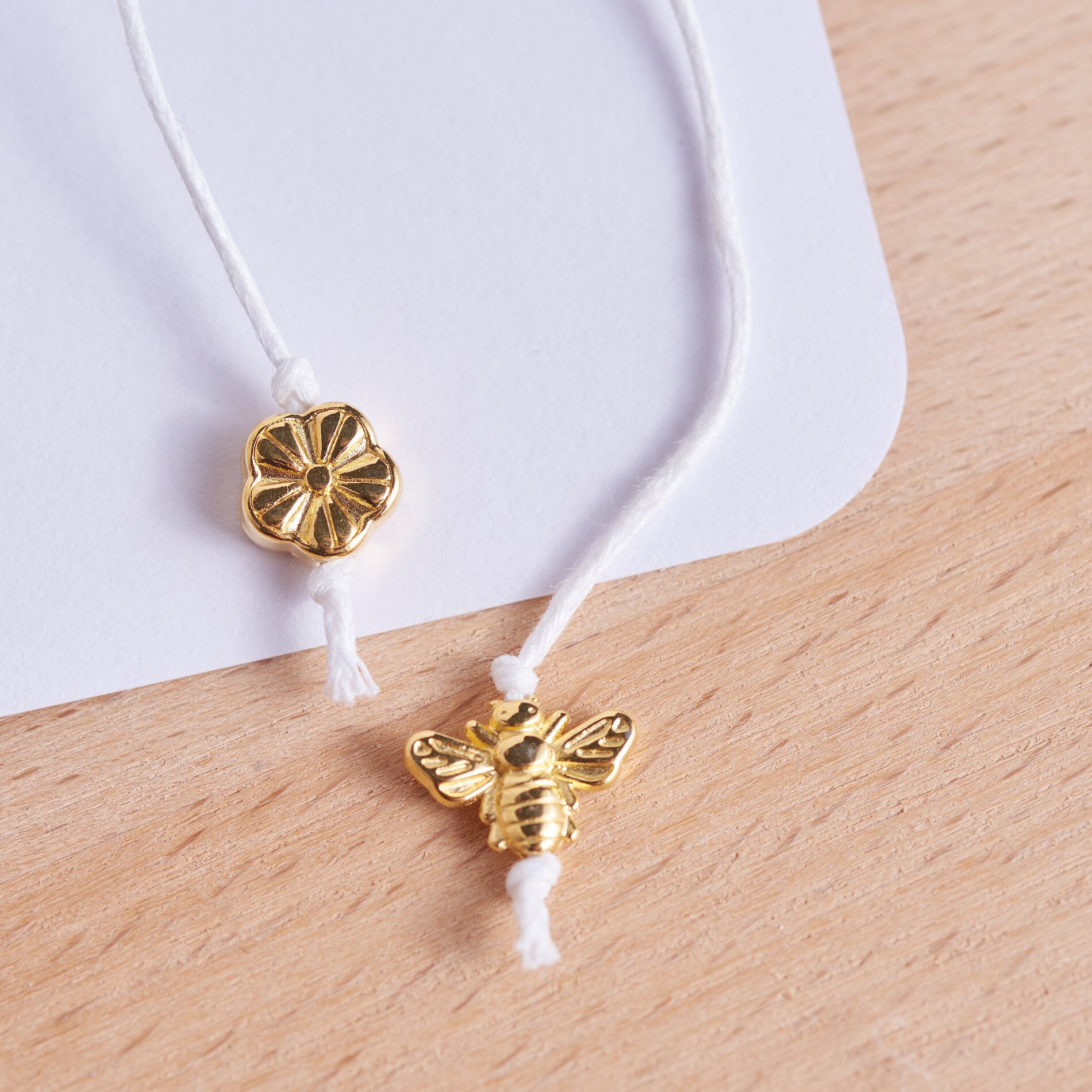 Schmuck mit Bienen und Waben aus Perlen