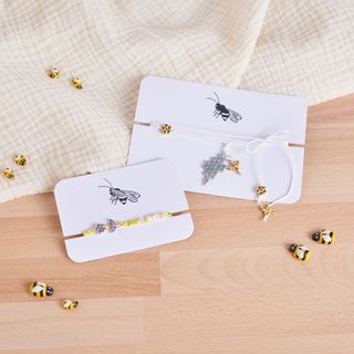 Schmuck mit Bienen und Waben aus Perlen