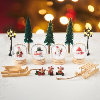 Dekorative Schneekugeln aus Acrylkugeln